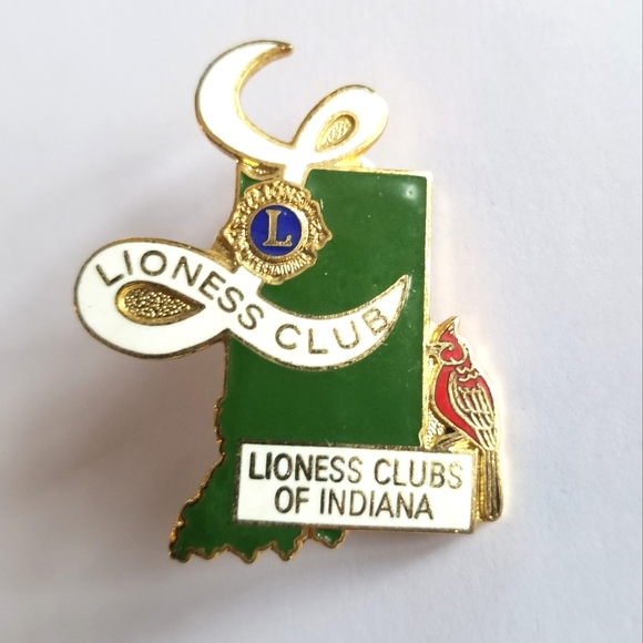 Vintage Lioness Club pin enamel brooch Gold tone metal Lions - Picture 1 of 8
